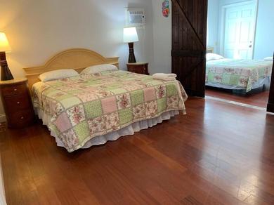 Guest house Double bedroom with private bathroom for family or friends