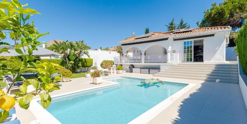 Вилла Modern villa with pool & BBQ next to a beach