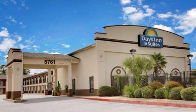 Отель Days Inn & Suites by Wyndham Opelousas
