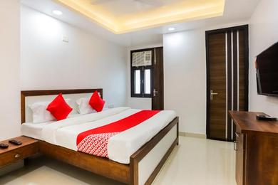 Hotel OYO Flagship Hotel Signature Rooms Near Dashrath Puri Metro Station