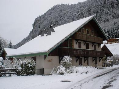 Chalet Spacious Ski Chalet In Traditional French Village, sleeps 8, Four Star with fibre broadband