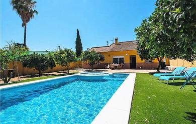 Holiday home Awesome Home In Almensilla With Wifi, Private Swimming Pool And 3 Bedrooms