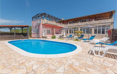 Hotel Nice Home In Konjevrate With Outdoor Swimming Pool, Wifi And 5 Bedrooms