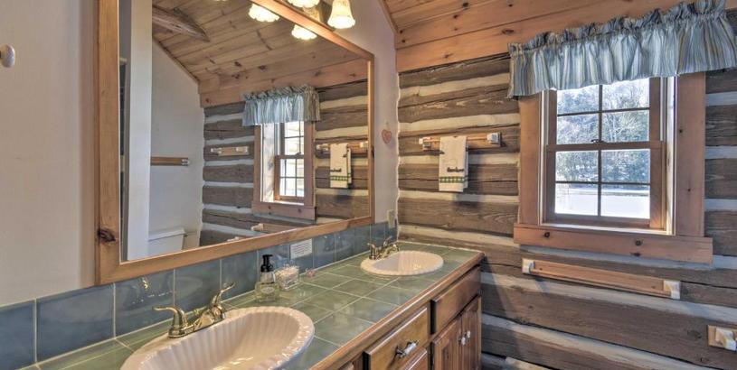 Дом отдыха Spacious Log Cabin on the Wolf River with Fireplace!