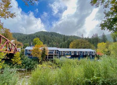 Hotel Riverside Mountain Lodge