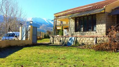 Holiday home 6 bedrooms house with lake view and enclosed garden at Navaluenga