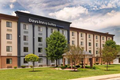 Отель Days Inn and Suites by Wyndham Hammond, IN