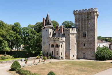 Дом отдыха Saint-Loup-Lamaire Chateau Sleeps 16 WiFi