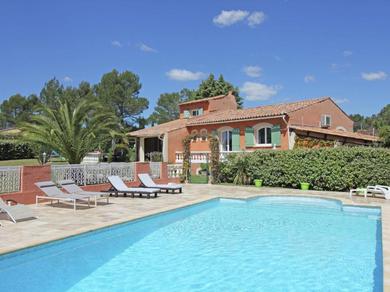 Вилла Spacious villa in Bagnols en Foret with private pool