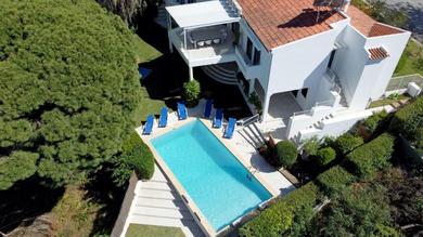 Villa Hibiscus, great location in Vilamoura, lush green lawns and garden