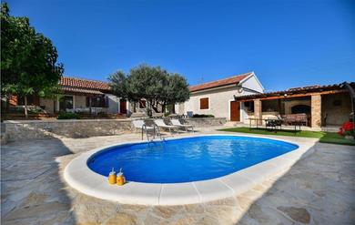 Stunning Home In Lisicic With Wifi, Private Swimming Pool And Sauna
