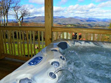 Aussies Den - Panoramic Mountain Views, Hot Tub, Pool Table!