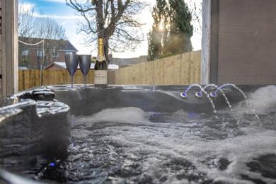 Coldra House - HOT TUB - stones throw from Celtic Manor and ICC