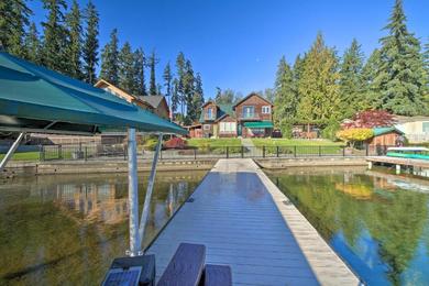 Holiday home Lake Lovers Oasis Hot Tub and Mt Rainier View!