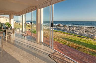 Дом отдыха Hermanus Haven, entire home, on the sea, private pool, secure
