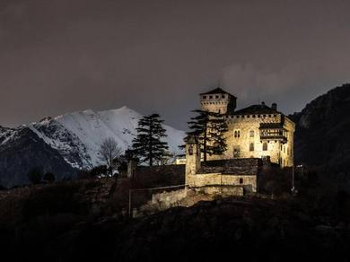 Вилла Romantic Italian Castle at the foot of the Alps