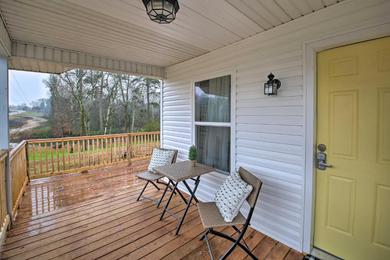 Holiday home Royal Cabin with Fire Pit and Wraparound Deck!