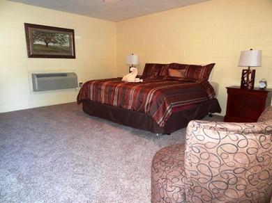 Отель JI5, King Guest Room at the Joplin Inn at entrance to the resort Hotel Room