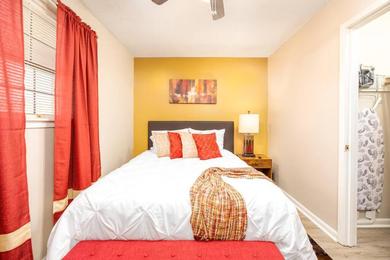 HEIRS LIVING : CRISP - Near Medical Centers and Downtown . King Bed . Pet Friendly . Free Parking