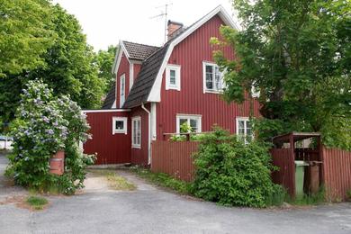 Villa Charmigt rött hus med vita knutar i Gamla Bålsta