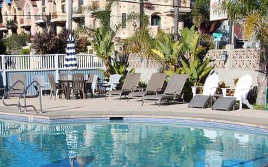 Отель Edgewater Beach Inn & Suites