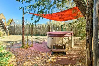 Дом отдыха Chic, Artsy Ranchos de Taos Gem with Hot Tub!