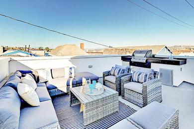 Hotel Luxe Balboa Peninsula Condo w Gourmet Kitchen and Epic Rooftop Deck