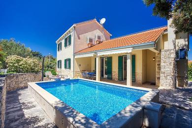 Villa NEW! Villa SAN with heated pool, traditional surroundings, 3-bedrooms