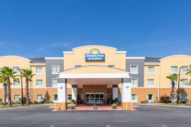 Отель Days Inn & Suites by Wyndham Savannah North I-95