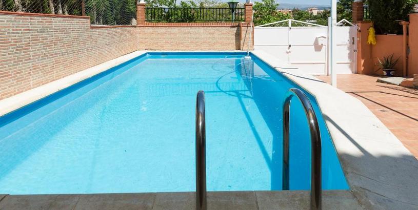 Guest house Habitaciones Iraizas con piscina