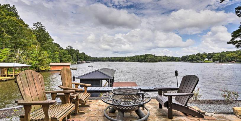 Дом отдыха Waterfront Gem on Lake Sinclair with Boat Dock!