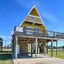 Дом отдыха A-Frame Home with Deck - 2 Blocks to Surfside Beach!