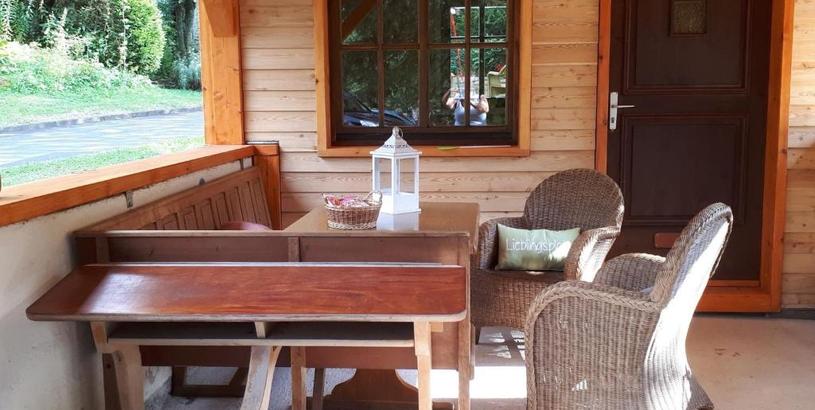 Шале Tidy chalet with fireplace, located in wooded area