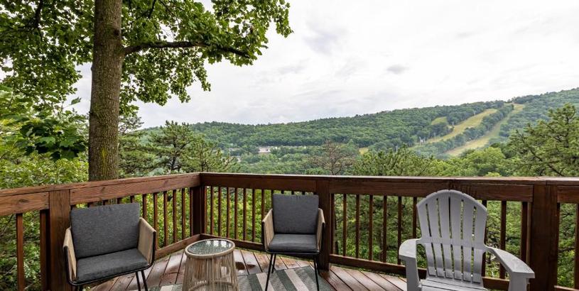 Holiday home Situated in the Tree Tops w/ Unbelievable Ski Slope Views Community Pool Access (Seasonal) Hot Tub Deck & Fire Pit