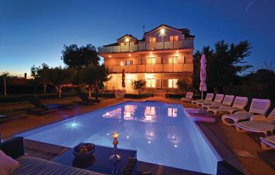 Villa Villa for 16 people with heated pool and jaccuzi