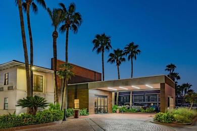 Отель La Quinta Inn by Wyndham Laredo I-35