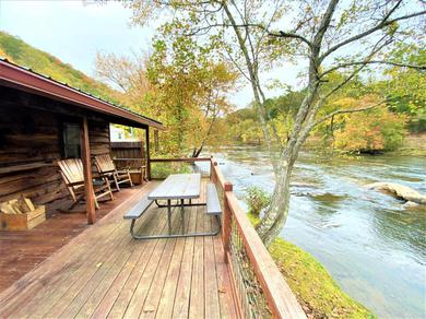 Дом отдыха "Cast Away" Step into Nature in the heart of the Great Smoky Mountains, Sylva, NC! Sleeps 4- FREE wifi, firepit- Great Fishing, Hiking, Sightseeing, Breweries nearby!!!