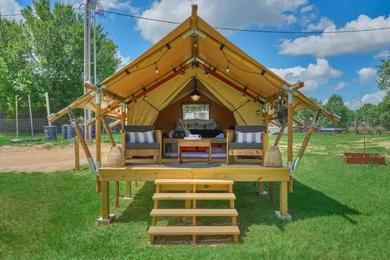 Luxury tent Incredible Safari Tent at BeeWeaver Honey Farm