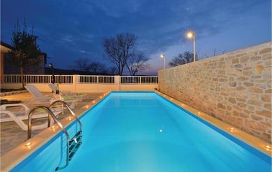 Holiday home Two-Bedroom Holiday home Krusevo with an Outdoor Swimming Pool 04