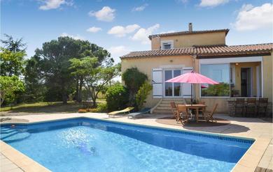 Holiday home Awesome home in Creissan with Outdoor swimming pool, WiFi and 3 Bedrooms