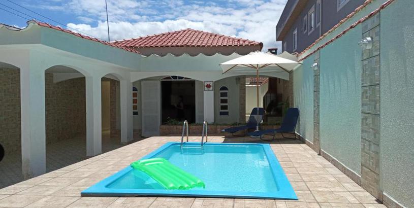Holiday home "Excelente Casa com Piscina, Deck Coberto, Churrasqueira e Lareira - Pertinho da Praia"
