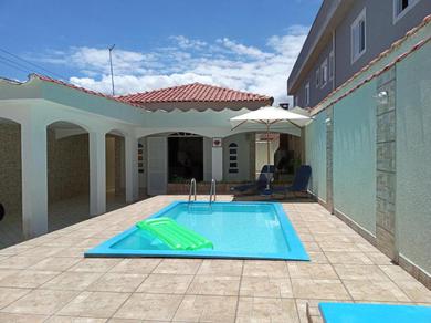 Holiday home "Excelente Casa com Piscina, Deck Coberto, Churrasqueira e Lareira - Pertinho da Praia"