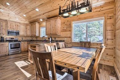 Дом отдыха Duck Creek Village Cabin with Fire Pit and Grill!