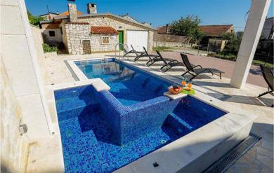 Nice home in Sveti Filip i Jakov with Outdoor swimming pool, Jacuzzi and 4 Bedrooms