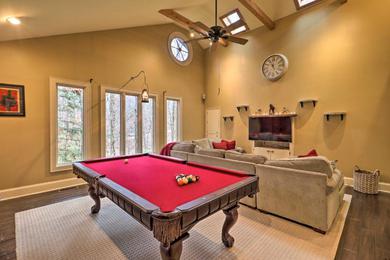 Дом отдыха Cozy Conyers Cabin with Fireplace and Pool Table!