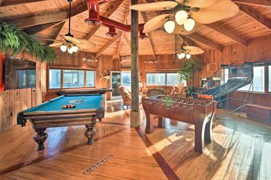 Holiday home Chic Home Ocean Views, Hot Tub and Game Room!
