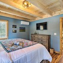 Дом отдыха Newly Built Cabin with Hot Tub - 16 Mi to Stowe Mtn!