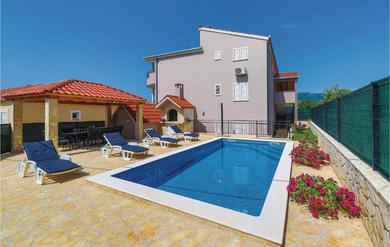 Amazing apartment in Kastel Stari w/ WiFi, Outdoor swimming pool and 4 Bedrooms