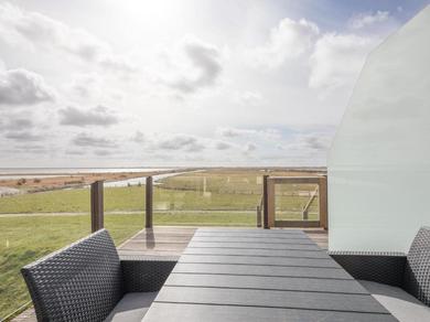 Отель exclusive holiday apartment on the dike at the North Sea