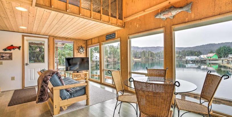 Дом отдыха Serene Seldovia Cabin with Deck, Grill and Views!